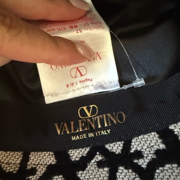 Valentino Garavani Black and Cream Patterned Bucket Hat - Picture 13 of 13